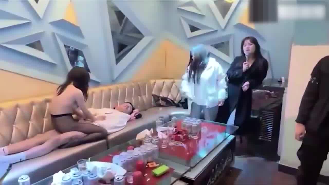  小姐姐：今天我上位操你，两姐妹在旁饥渴观摩 的剧照2