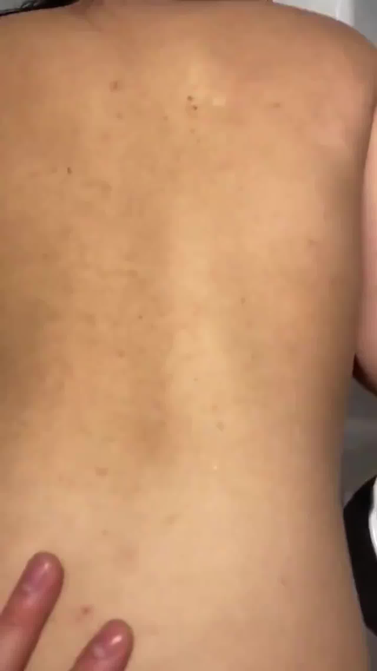  拽着头发在马桶旁边操 的剧照9