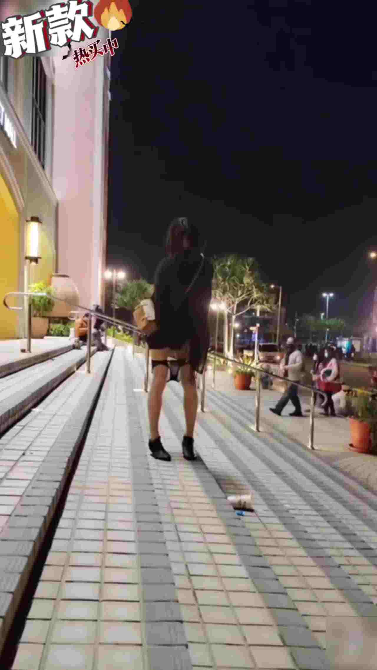  【疯狂系列】可乐喷射菊花 变态街头失禁 的剧照5