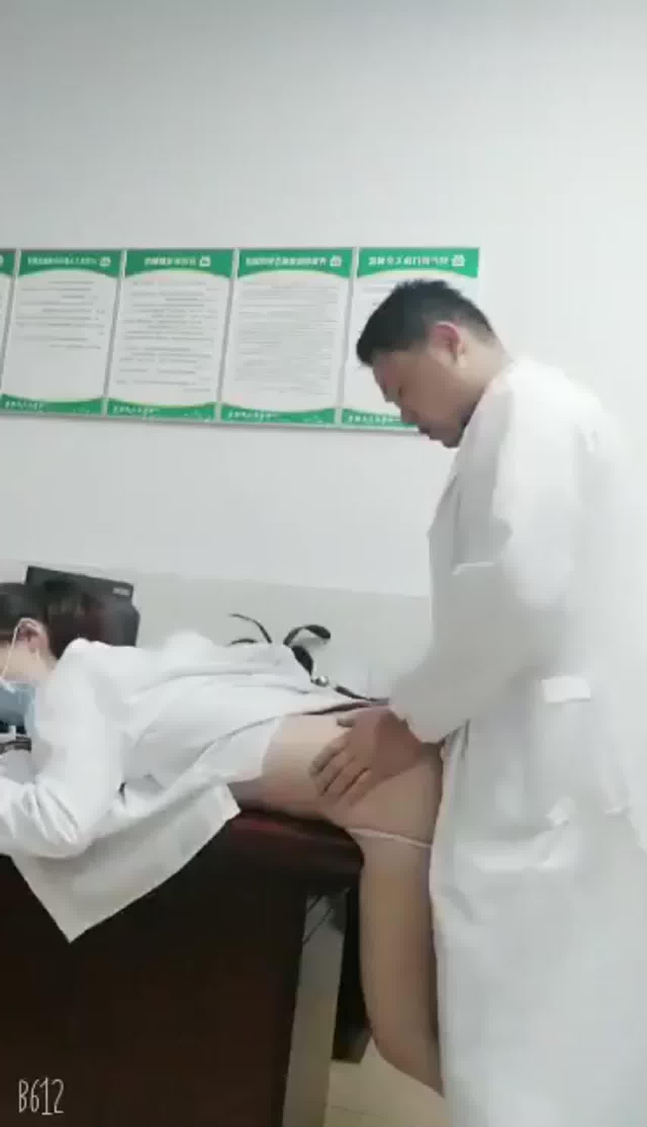  某院主任医生与女护士办公室淫乱泄密流出 的剧照5