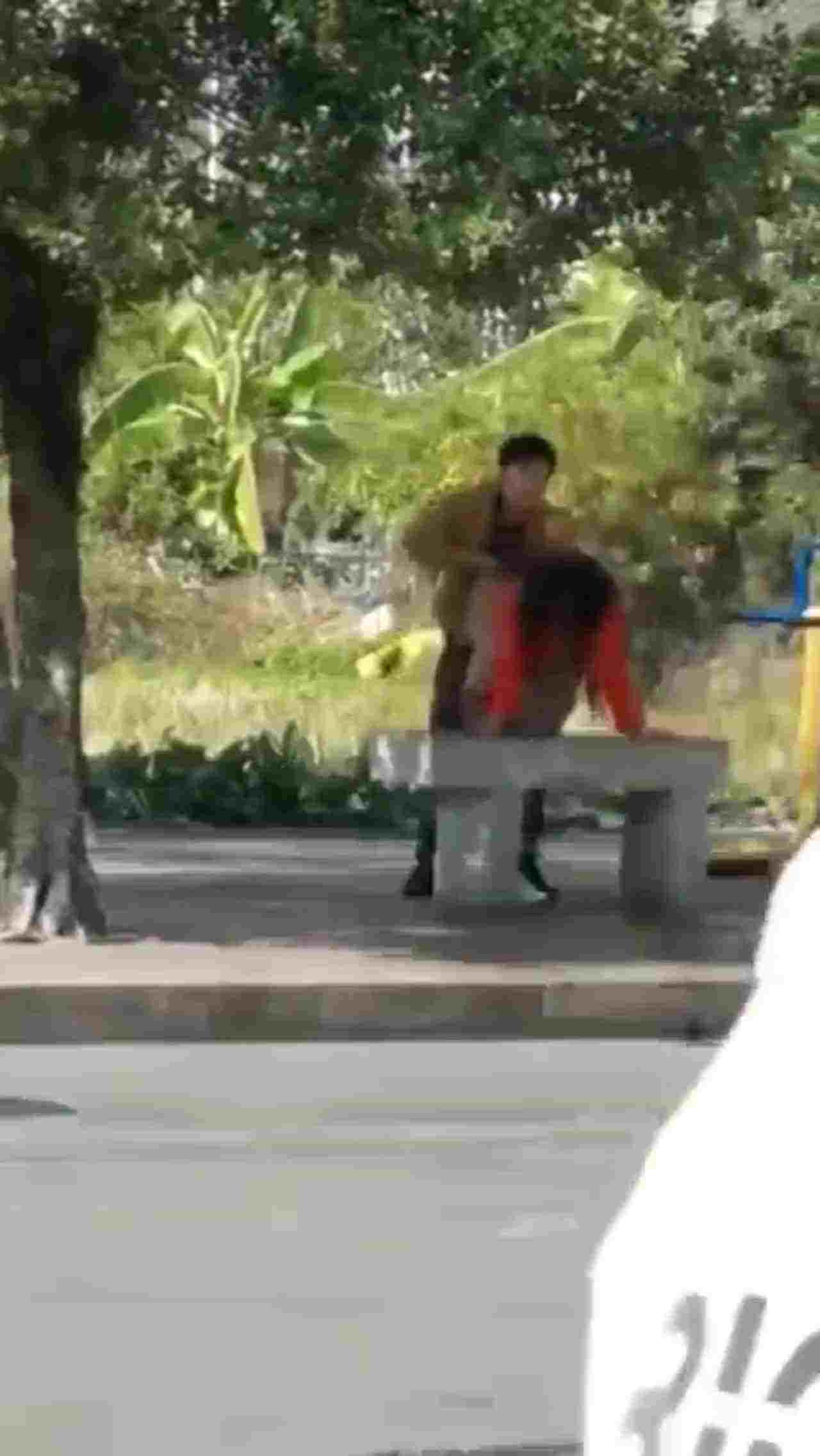  太扯！光天化日无情进洞！ 的剧照2