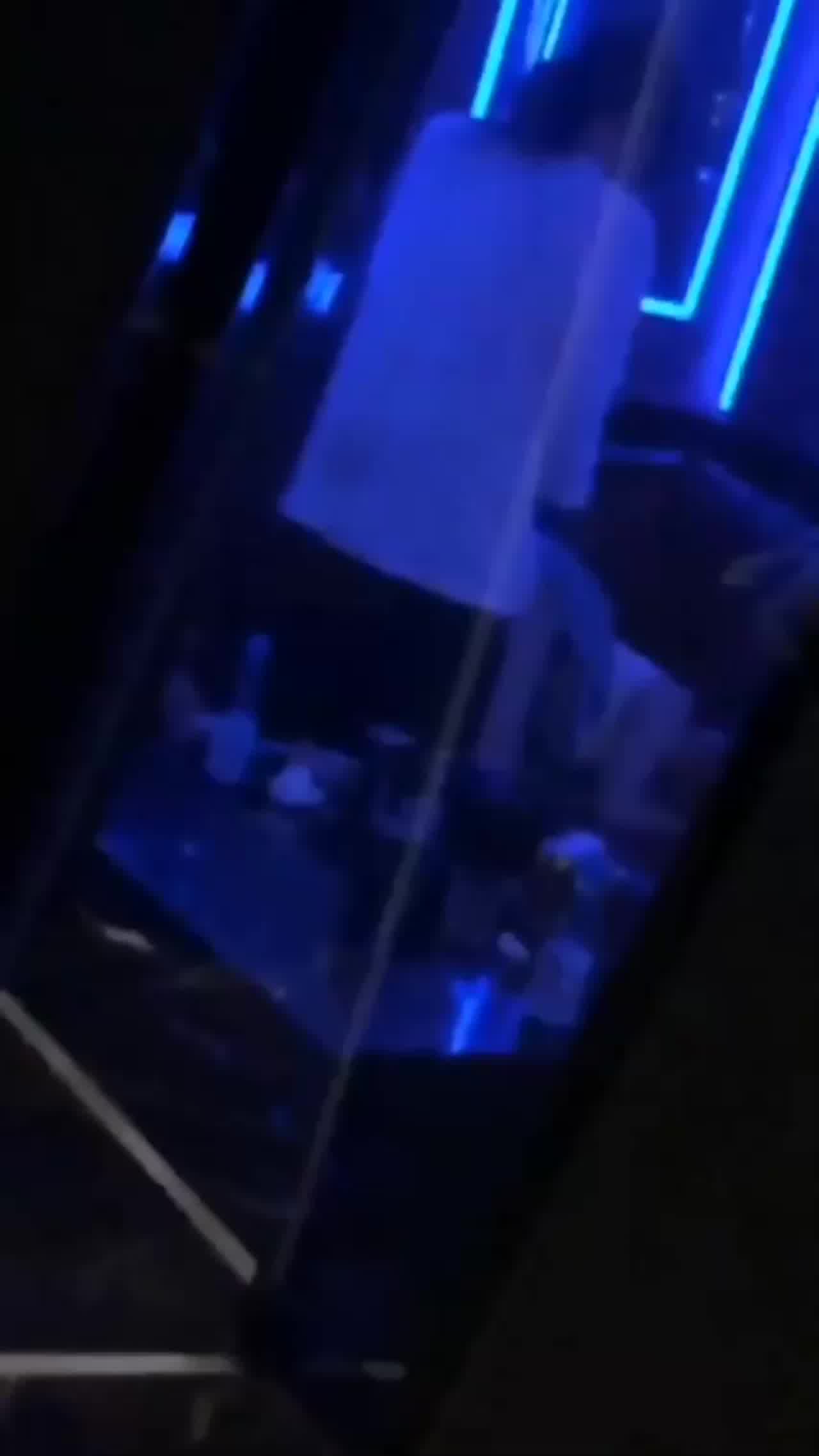  KTV包间偷拍大学情侣激情做爱 的剧照7