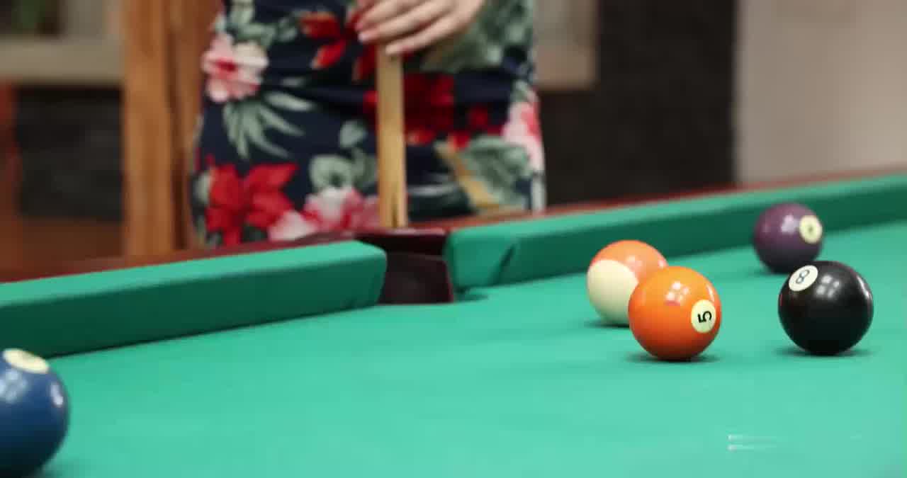  乌克兰极品女神穿上撩人旗袍，打台球打到被一杆进洞中出 的剧照9