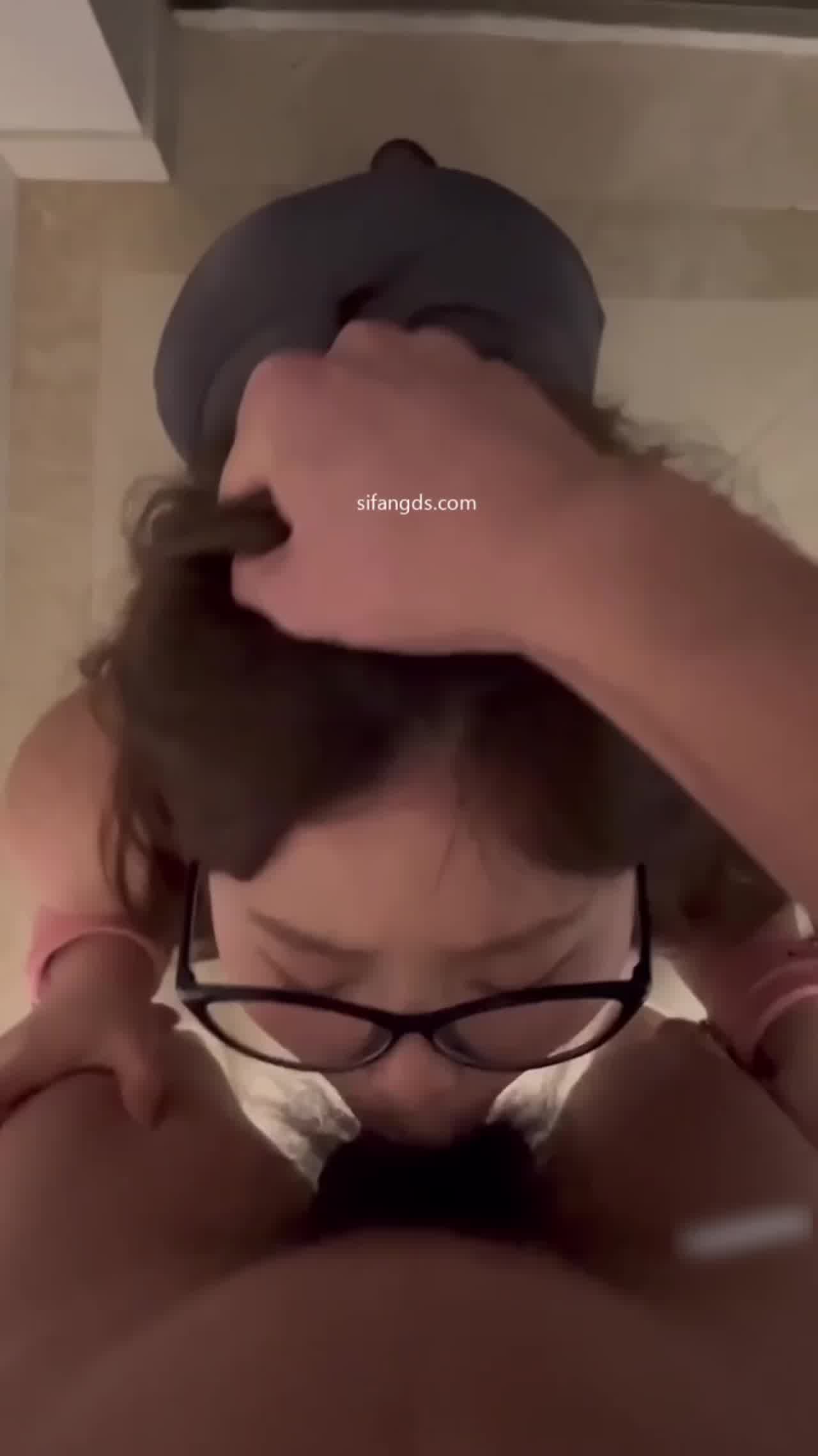  【史上最骚反差】第五期辱骂调教母狗，羞辱学狗叫都配合，这么骚的高颜值母狗到底哪找的，不给吃鸡巴还生气 的剧照6