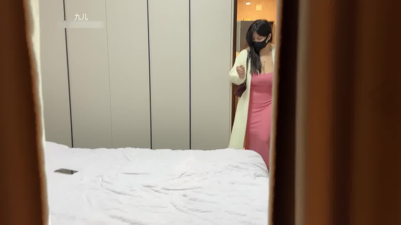  自购入狱绝版系九儿-偷窥福利姬的一天，每天下班回家先自慰，骑乘假鸡巴太妖娆了！爽完后才开始洗澡入睡 的剧照7