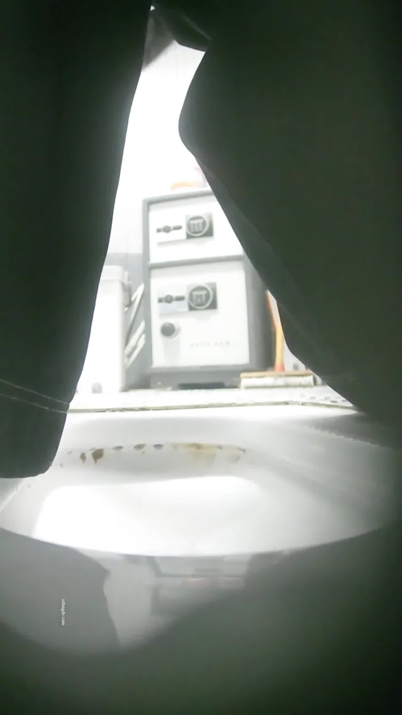  【前后双视角，这偷拍角度无敌了啊！】三月最新流出大神偷拍写字楼女厕，多位小姐姐粉嫩芬芳的花蕊！ 的剧照5