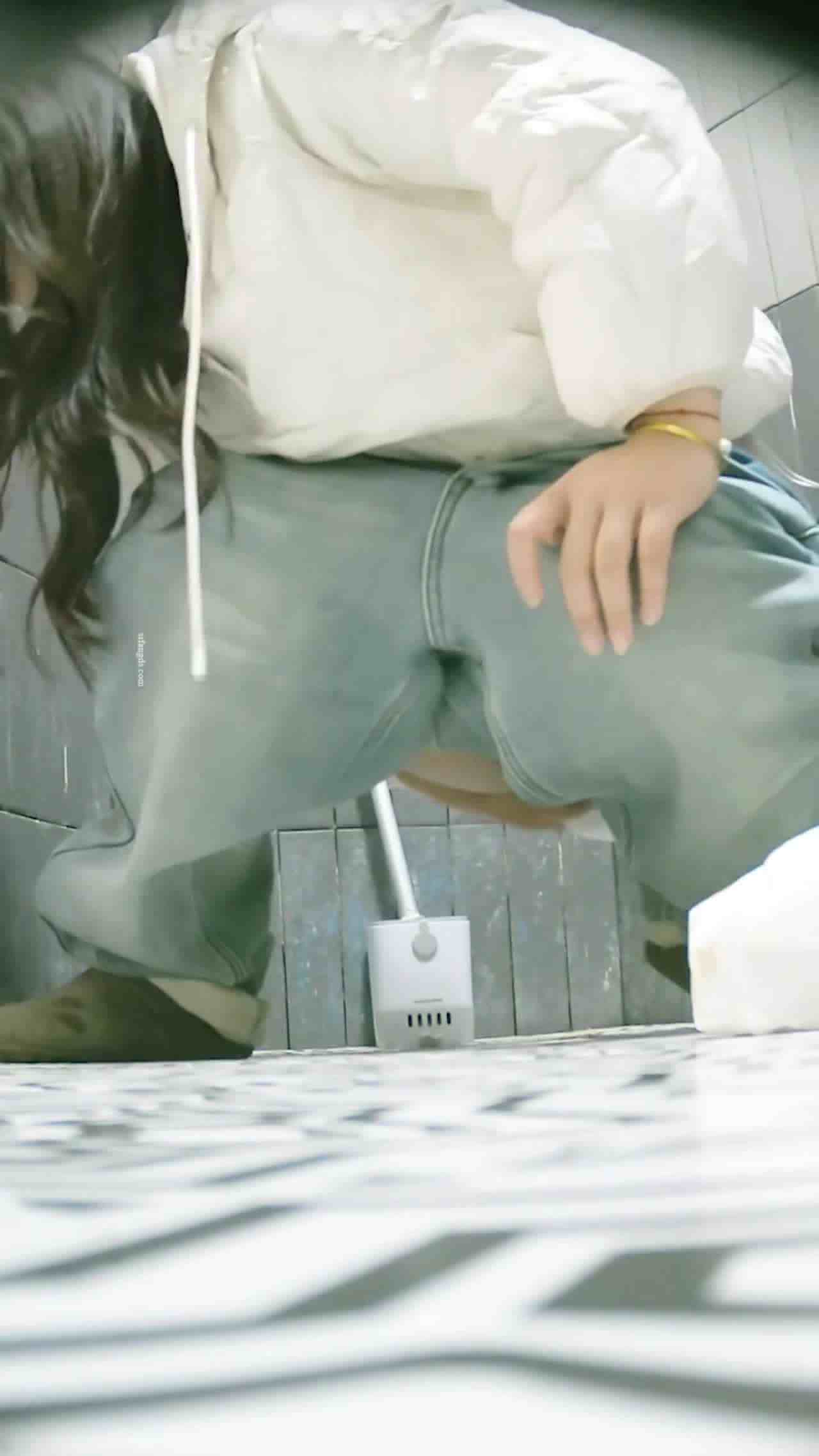  【前后双视角，这偷拍角度无敌了啊！】三月最新流出大神偷拍写字楼女厕，多位小姐姐粉嫩芬芳的花蕊！ 的剧照10