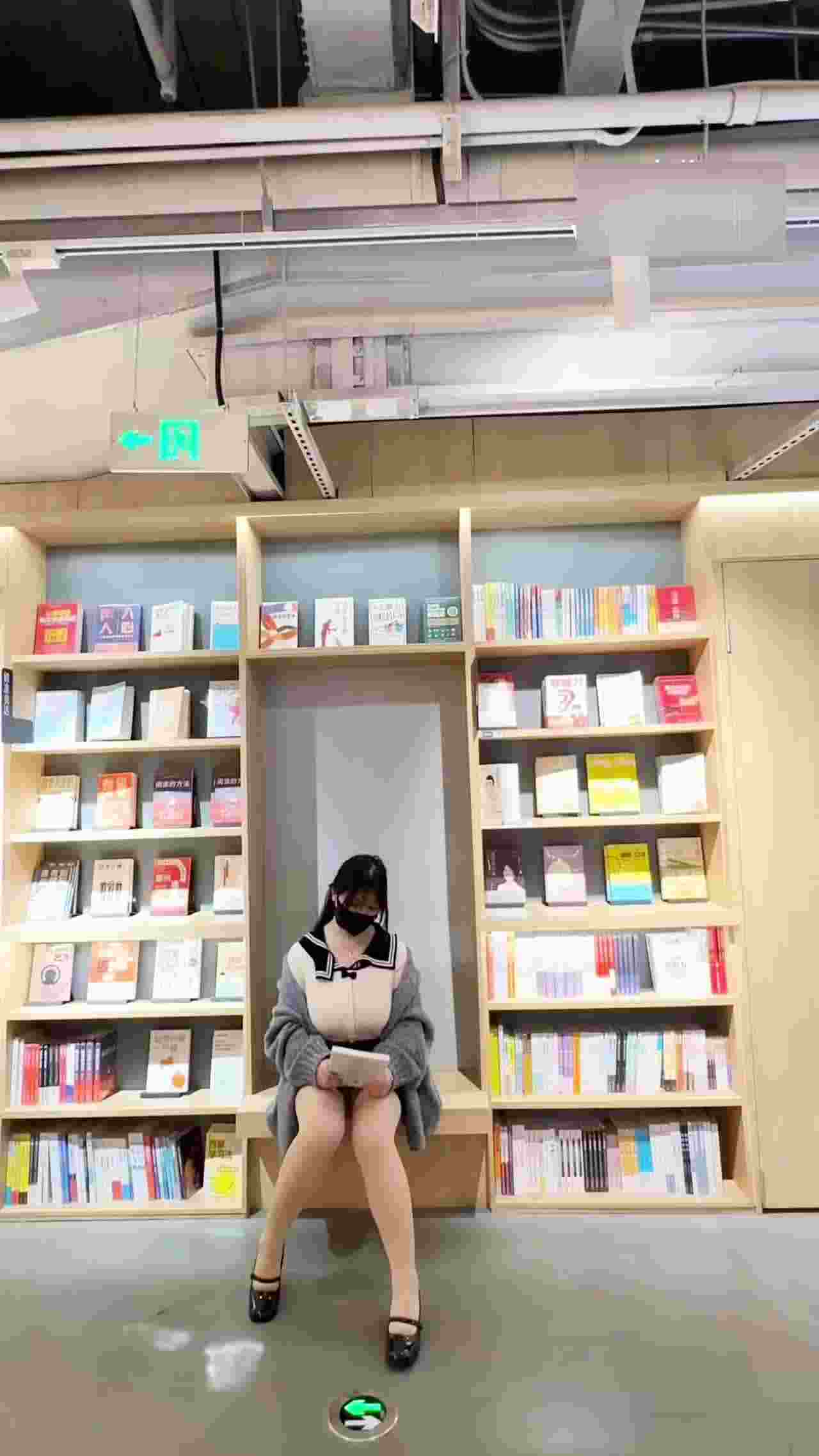  校服露出 大奶自慰 的剧照7