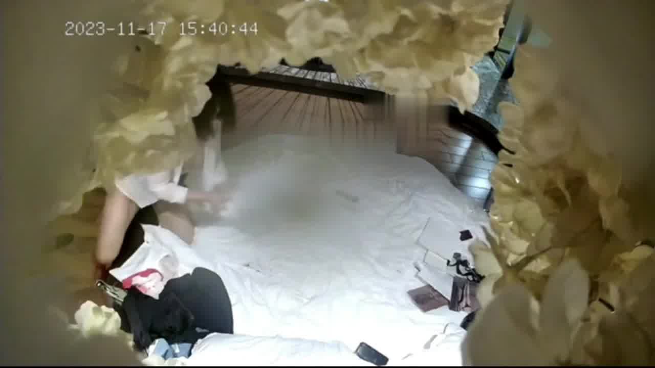  【监控泄密】土豪老公和小三开房跟老婆视频话超级淫荡，老婆发骚要三个人一起操，老婆让带套 的剧照7