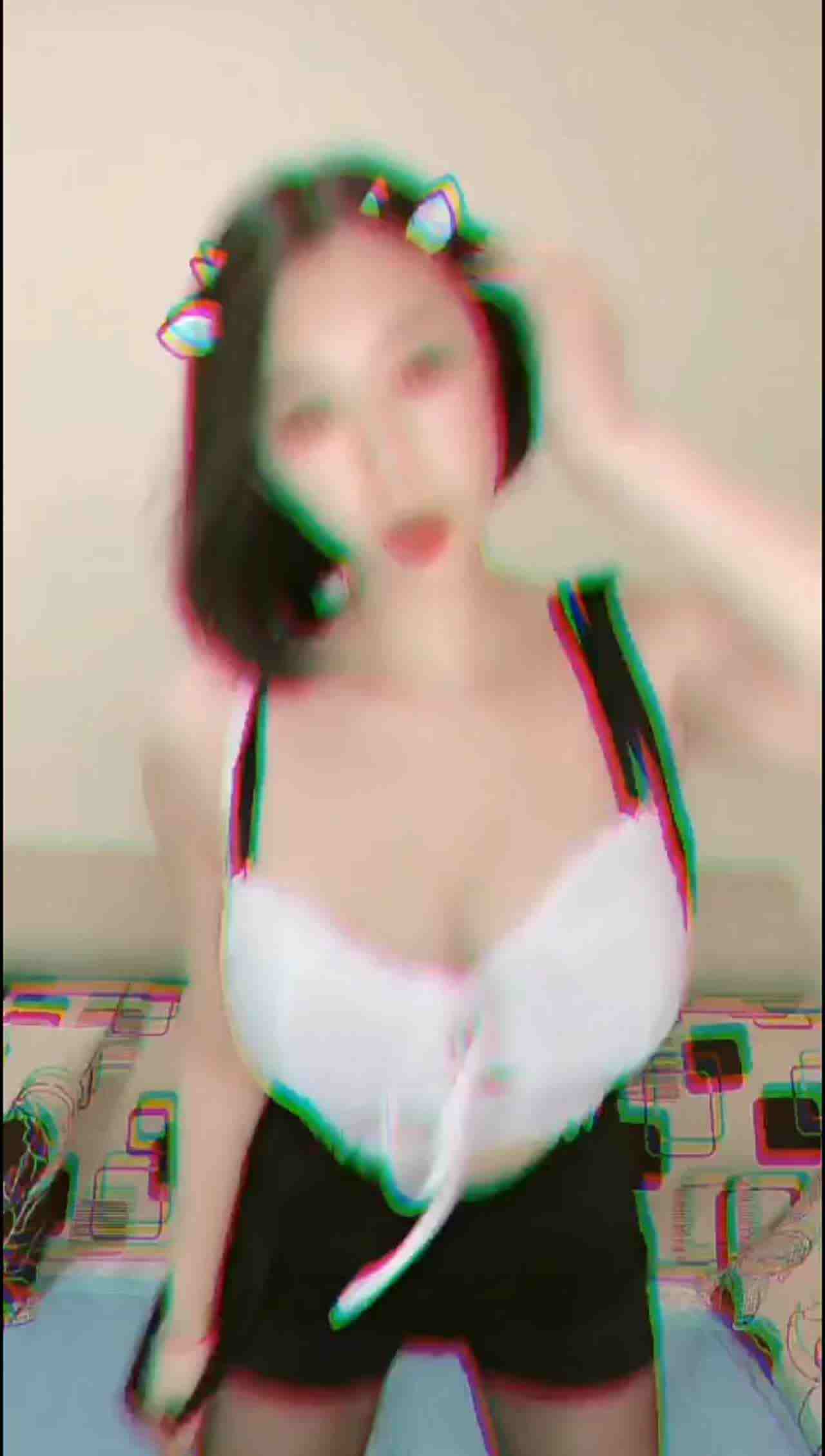  超美短发正妹晃起来够胸很 的剧照8