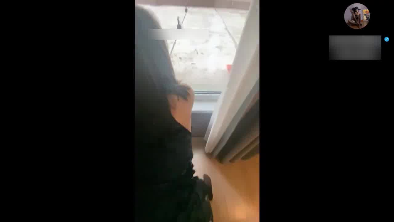  阳台吞精女骚妇 的剧照5