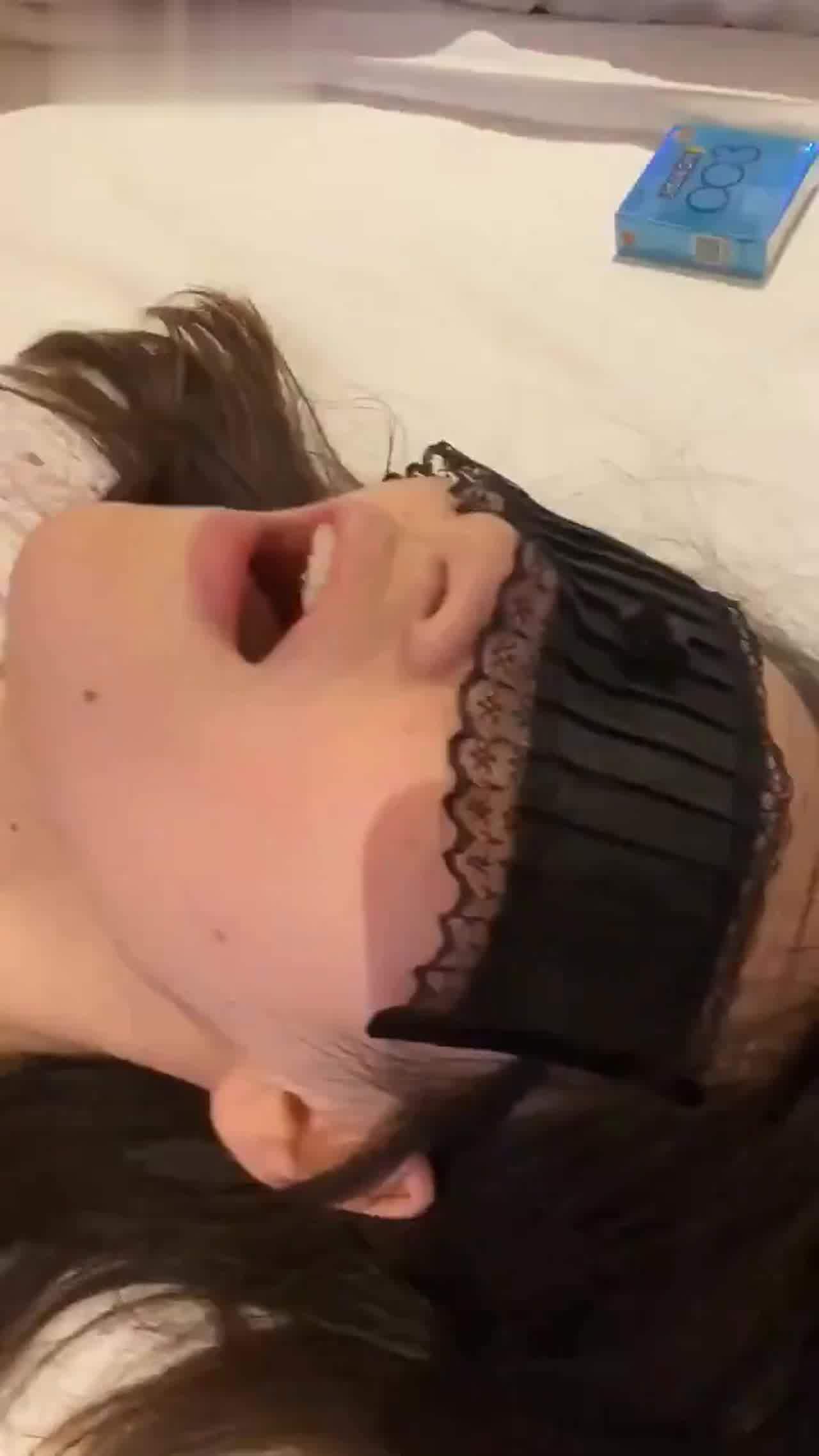  酒店3P性感人妻 的剧照4