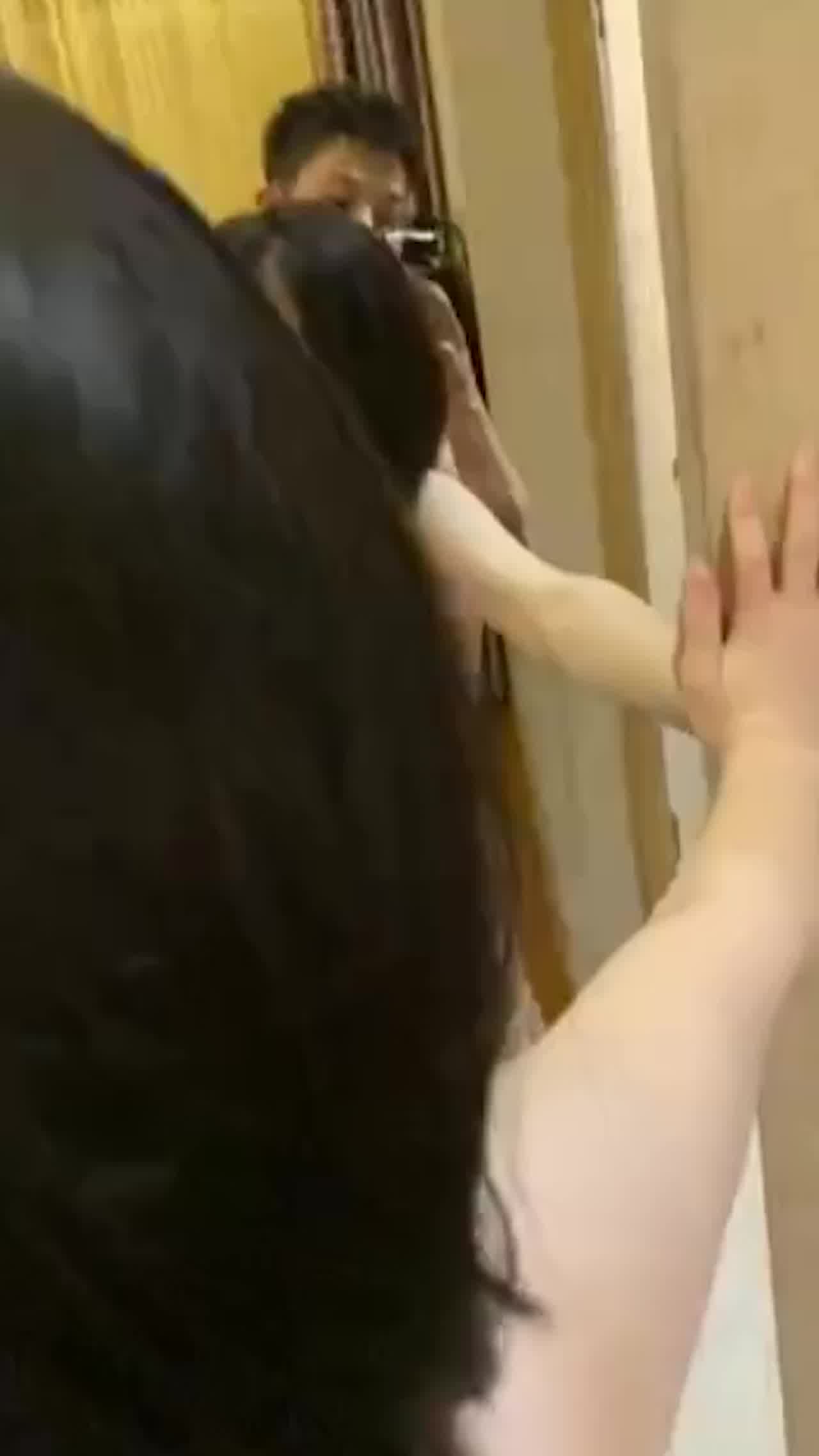  露脸小情侣对着镜子后入啪啪，女生特别骚！ 的剧照9