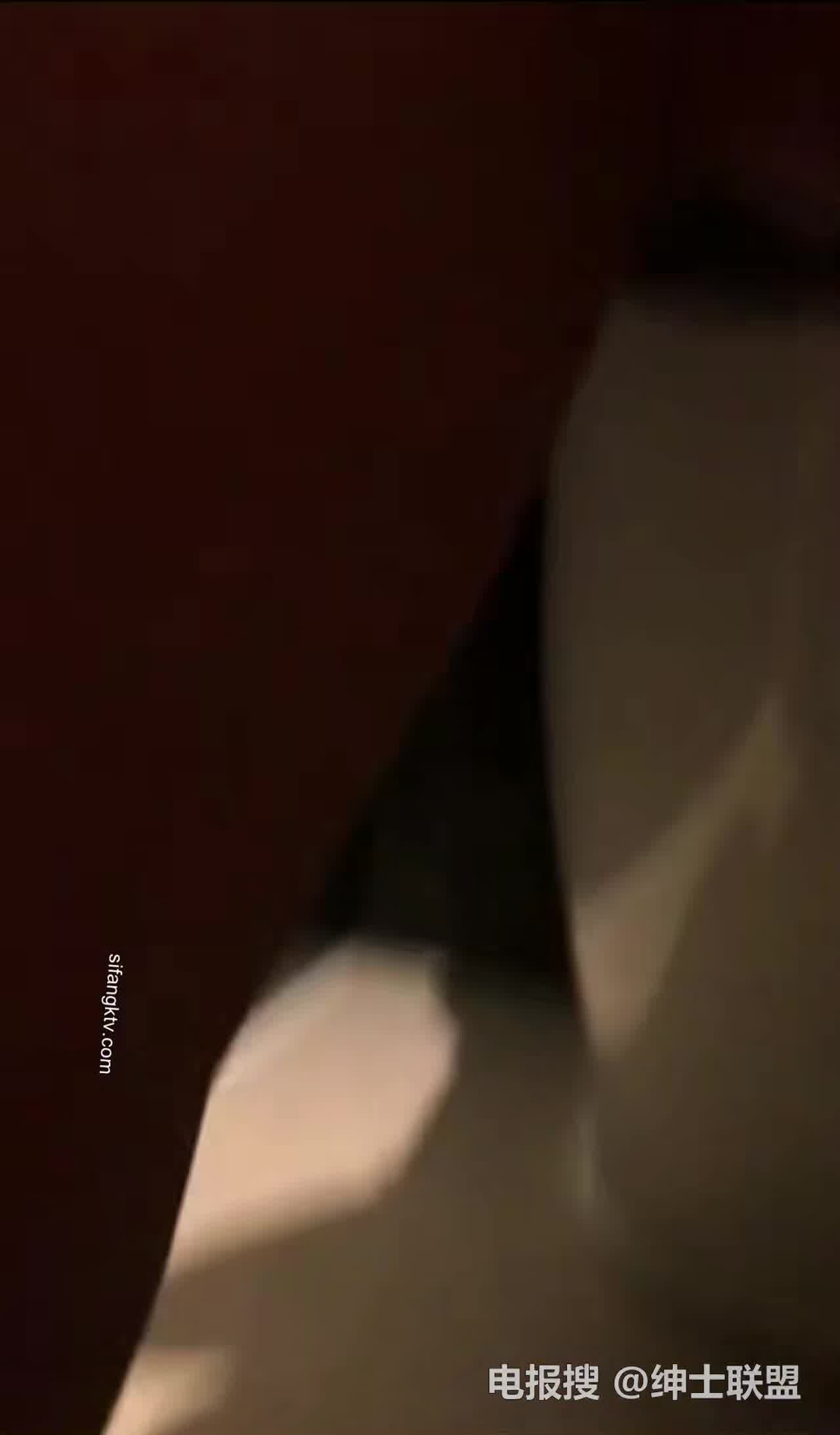  趁朋友喝醉趁机操逼本来还不太愿意进房就自己吸过来了 的剧照9