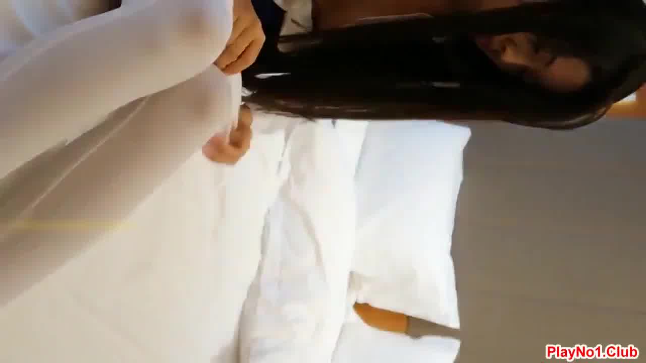  摄影师看着她的逼问她是不是很久没干过 的剧照4