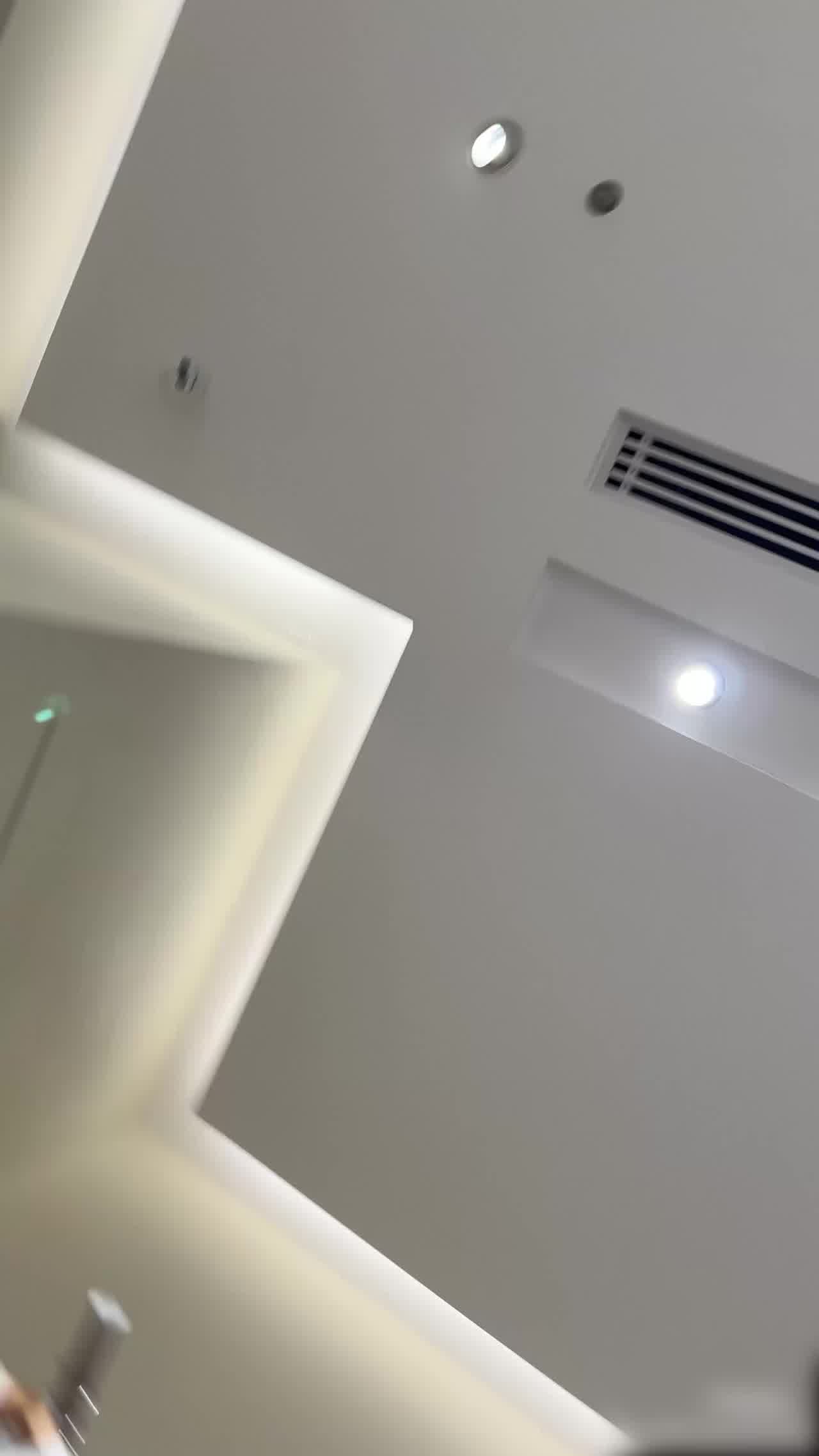  两个小姐姐逛街！吊带袜和大胸眼睛妹！ 的剧照7