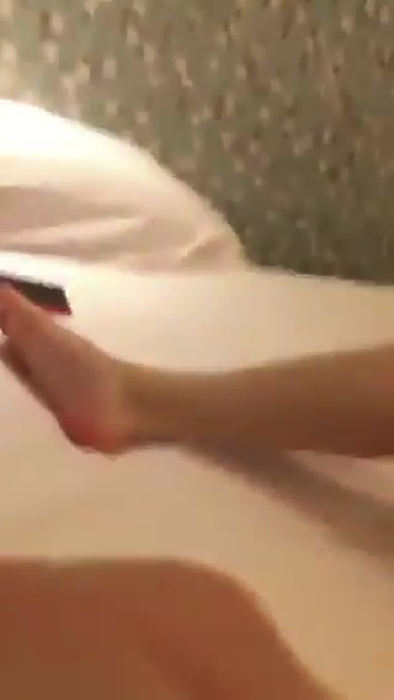  妹子在上骑乘，摇到好舒服 脸部表情真骚 的剧照7