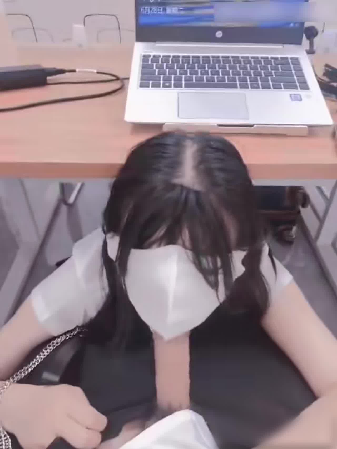  你在办工却有母狗忍不住开始口 的剧照10