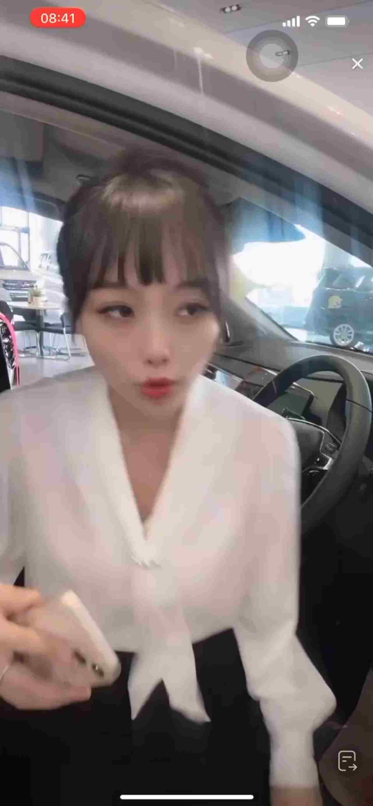  抖音快手走光系列-女销售走光 的剧照3