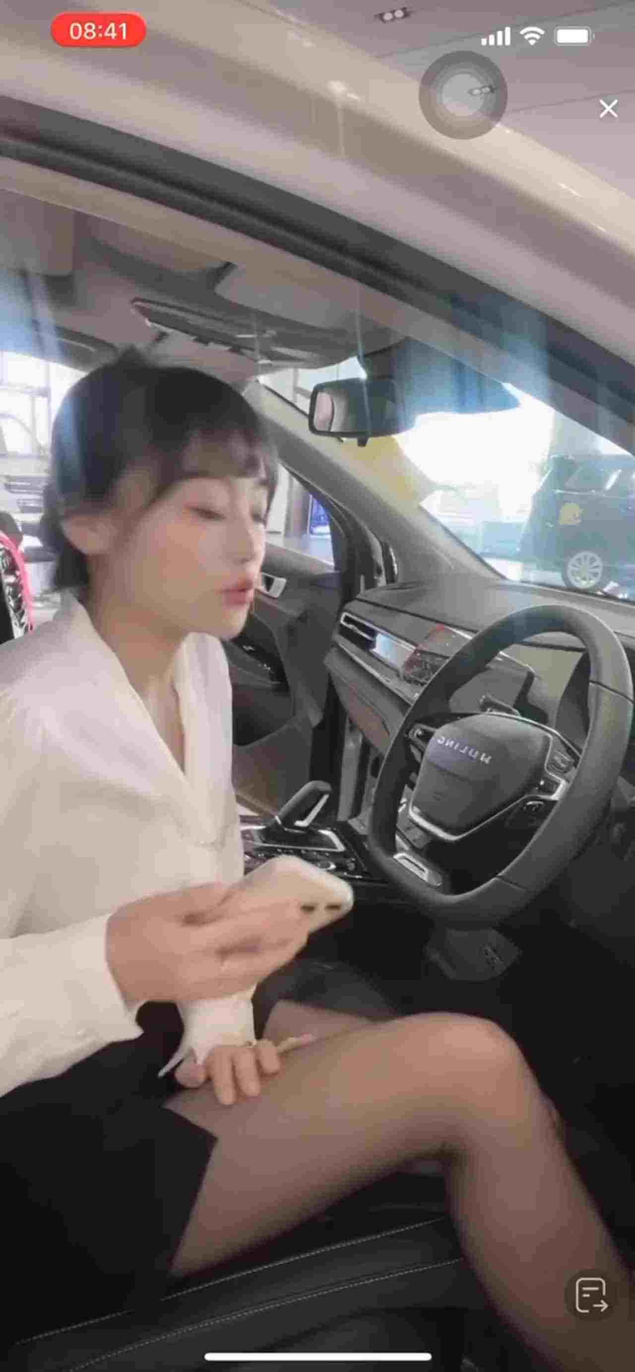  抖音快手走光系列-女销售走光 的剧照9